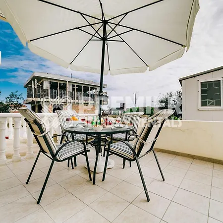 Dora Apartment *